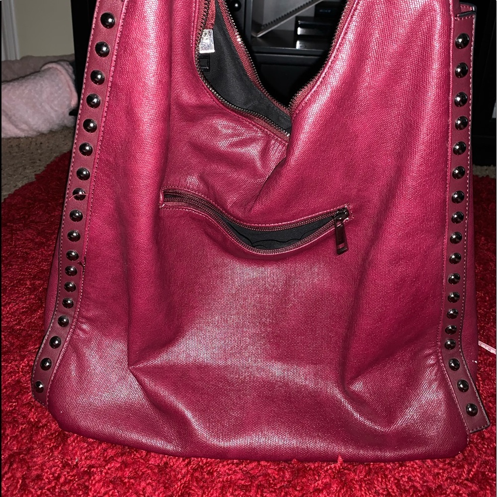Burgundy colored hobo purse with zipper closure